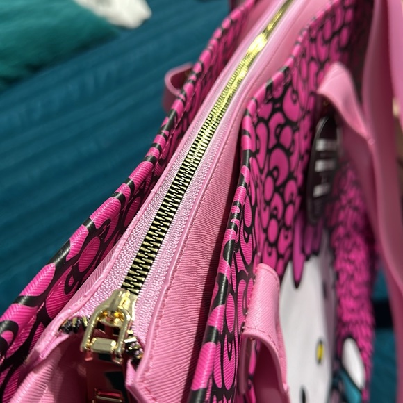 Hello Kitty Travel Tote with cross body bag and luggage tag - Picture 9 of 10